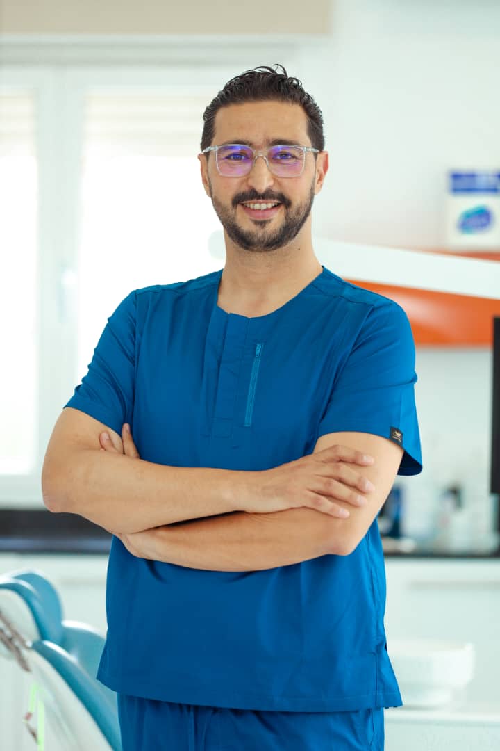 Meilleur dentiste à Alger en Algérie, Dr Khelil Abdessamad, Chirurgien-dentiste, Implantologue, Orthodontiste à la Clinique dentaire Khelil's Dental Center