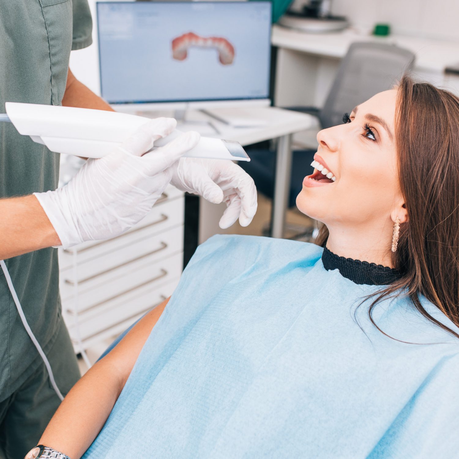 Orthodontiste entrain de faire un scan intra-oral, étape de traitement avec Gouttières dentaires transparentes Smilers en Algérie à Alger - Aïn benian